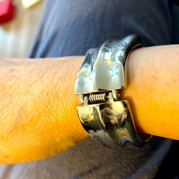 Vintage Silver wide hinged Beautiful bracelet. - Picture 3 of 12